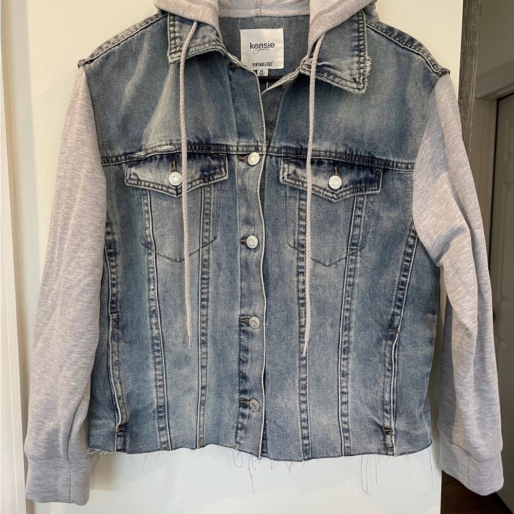 Hand painted jean jacket with MTV logo (90s vibes) - Picture 4 of 8